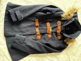 Abrigo azul marino con detalles