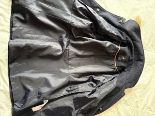 Abrigo azul marino con detalles