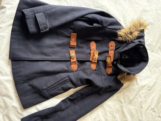 Abrigo azul marino con detalles