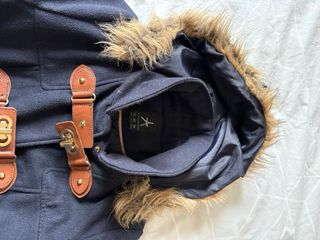 Abrigo azul marino con detalles