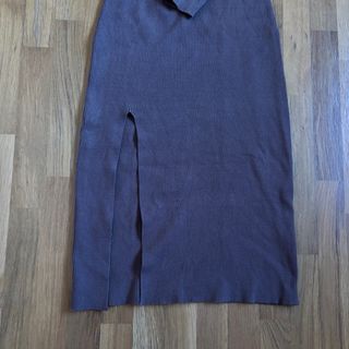 Vestido midi marrón con abertura