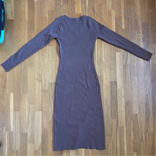 Vestido midi marrón con abertura