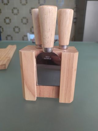 Ceppo portacoltelli con utensili