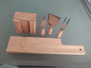 Ceppo portacoltelli con utensili