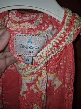 Vestido de verano rosa con estampado paisley.