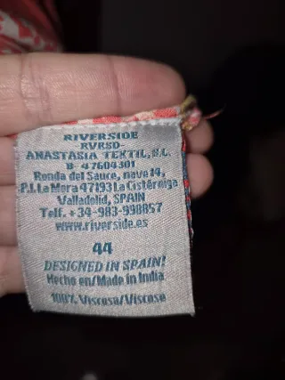 Vestido de verano rosa con estampado paisley.