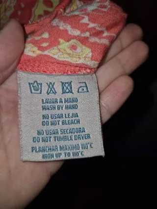 Vestido de verano rosa con estampado paisley.