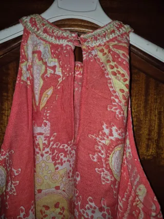 Vestido de verano rosa con estampado paisley.