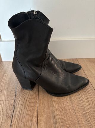 Botín de piel negro estilo campero