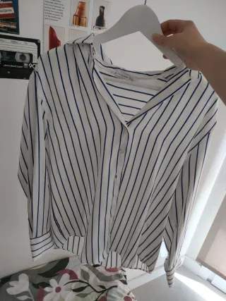 Camisa Stradivarius rayas azul y blanco