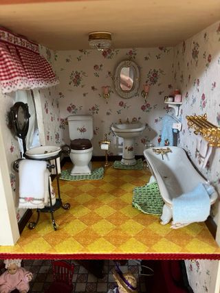 Casa de muñecas antigua