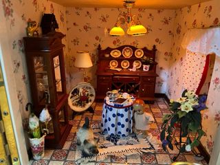 Casa de muñecas antigua