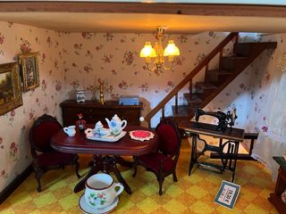 Casa de muñecas antigua