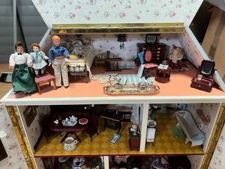 Casa de muñecas antigua