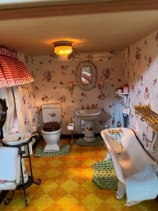 Casa de muñecas antigua