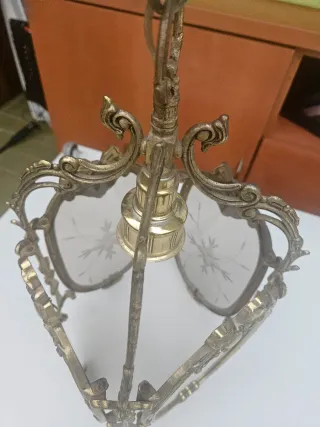 Lámpara de bronce con cristal grabado