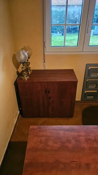 Despacho de madera en L con varias cajoneras