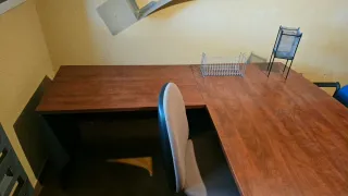 Despacho de madera en L con varias cajoneras