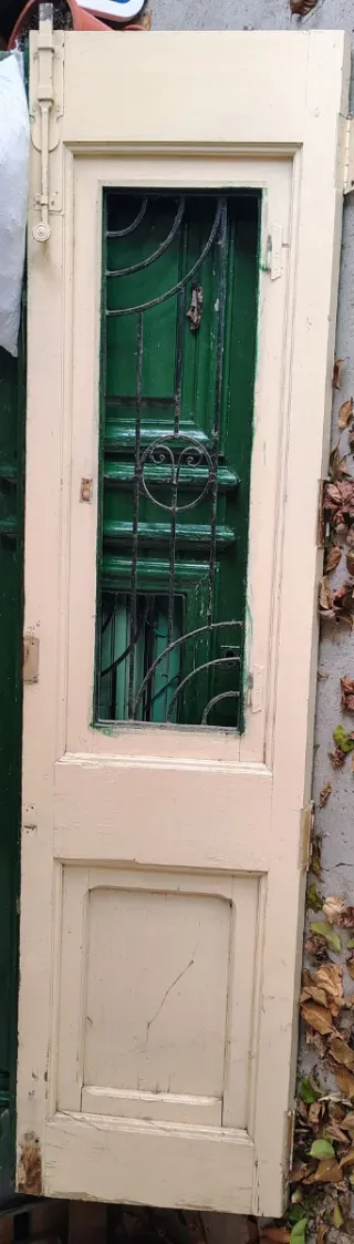 Puerta exterior madera con reja