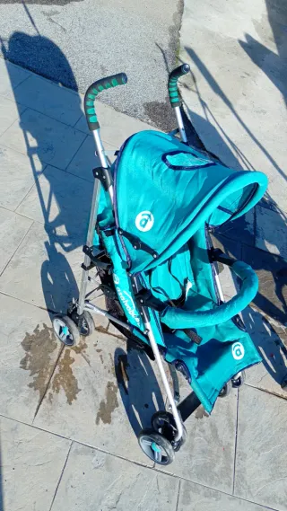 Carro de bebé color turquesa