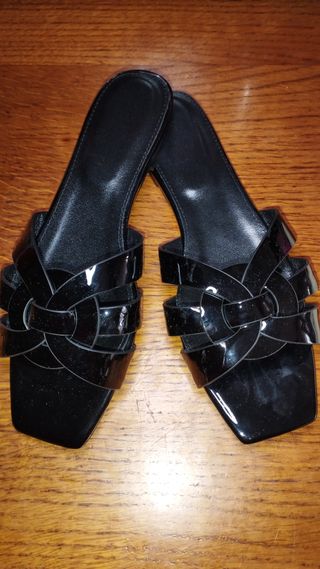 Sandalias charol romanas negras