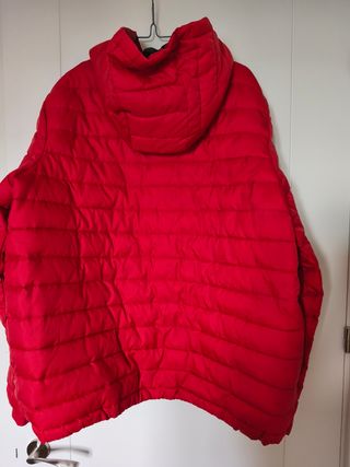 Anorak rojo acolchado con capucha forro interior.