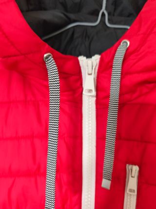 Anorak rojo acolchado con capucha forro interior.