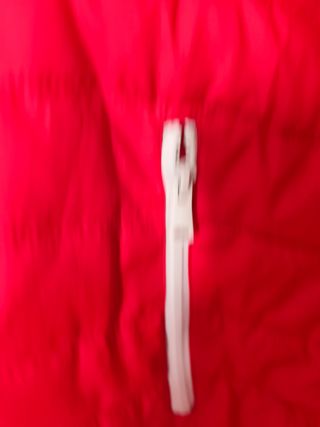 Anorak rojo acolchado con capucha forro interior.