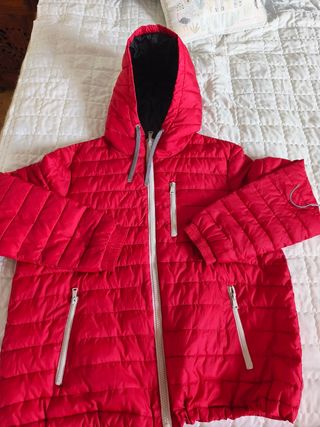 Anorak rojo acolchado con capucha forro interior.