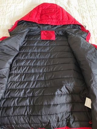 Anorak rojo acolchado con capucha forro interior.