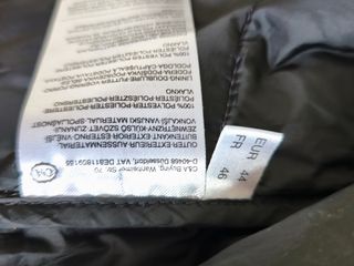 Anorak rojo acolchado con capucha forro interior.