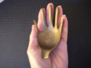 Manos de latón vintage. Cenicero/bandeja de joyas.