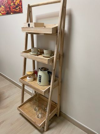 Estantería de rejilla madera y ratán