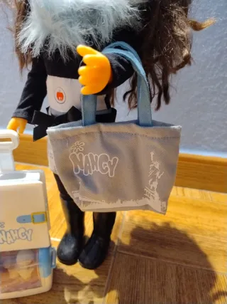 Nancy de viaje con maleta y bolso