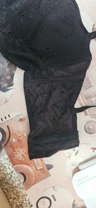 Sujetador negro elegante con detalles brillantes