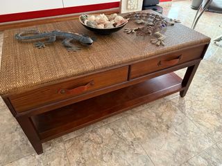 Mesa de centro de mimbre y madera