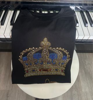 Camiseta negra con corona de pedrería.Apenas usada