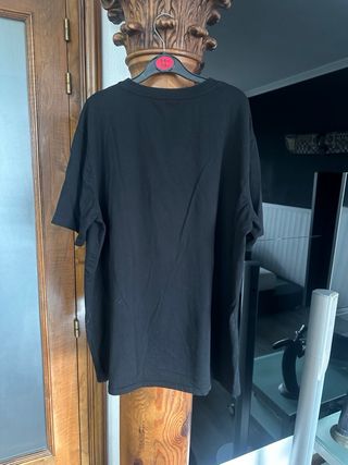 Camiseta negra con corona de pedrería.Apenas usada