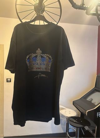 Camiseta negra con corona de pedrería.Apenas usada
