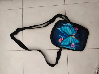 Mochila con mariposa azul y flores No brand