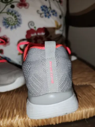 Zapatillas Skechers Grises y Rosas