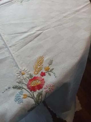 Tovaglia damascata con ricami floreali