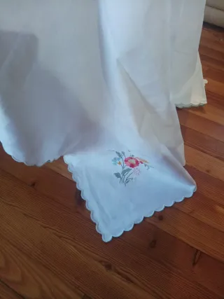Tovaglia damascata con ricami floreali