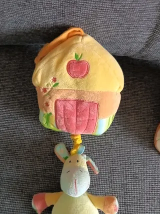 Móvil de cuna con peluche