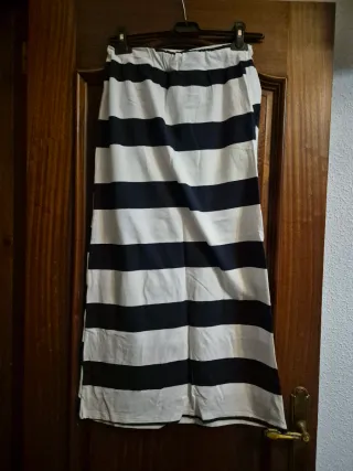 Conjunto de camiseta blanca con ancla azul y falda