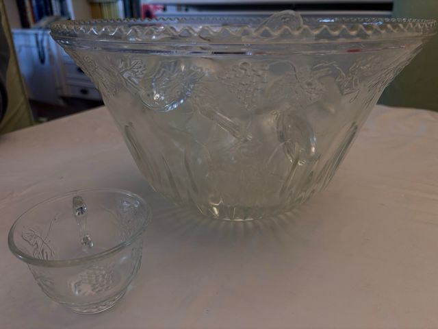 Ponchera y 12 vasos de cristal