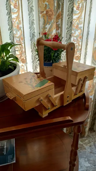 Costurero de madera antiguo con asa