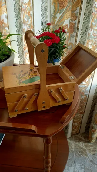 Costurero de madera antiguo con asa