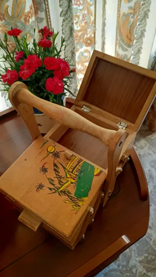 Costurero de madera antiguo con asa