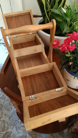 Costurero de madera antiguo con asa
